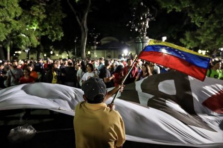 Εκλογές στη Βενεζουέλα: Νεκροί, διαδηλώσεις και συμμετοχή μόλις του 41,5% των ψηφοφόρων