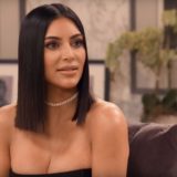 Η Kim Kardashian ποζάρει με μικροσκοπικό μπικίνι στο τζακούζι