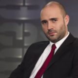 Κωνσταντίνος Μπογδάνος: «Ο Στέφανος Κασσελάκης είναι ο Κεν της Μπάρμπι – Λυπάμαι την Έφη Αχτσιόγλου»
