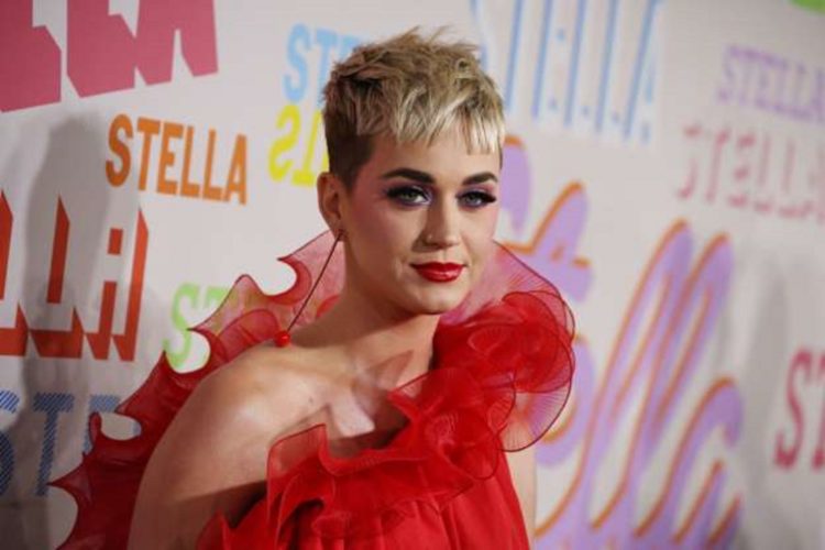 H Katy Perry υποκλίνεται στη βασίλισσα της pop, Madonna