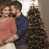 Ο Γιάννης Βαρδής και η Νατάσα Σκαφίδα στόλισαν χριστουγεννιάτικο δέντρο στο σαλόνι του σπιτιού τους με τα παιδιά