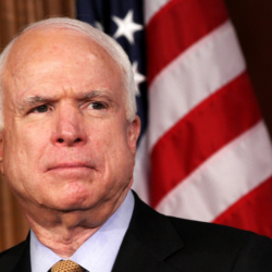 Έφυγε από τη ζωή ο γερουσιαστής John McCain