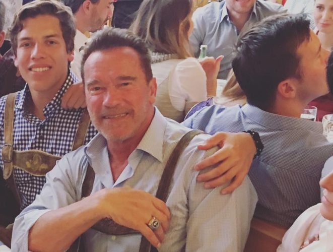 Δείτε τον γιο του Arnold Schwarzenegger να ποζάρει όπως ο μπαμπάς του