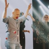 Το ξέφρενο γλέντι του Νίκου Μουτσινά στη Λένα Ζευγαρά- «Αμάρτησαν» μαζί on stage