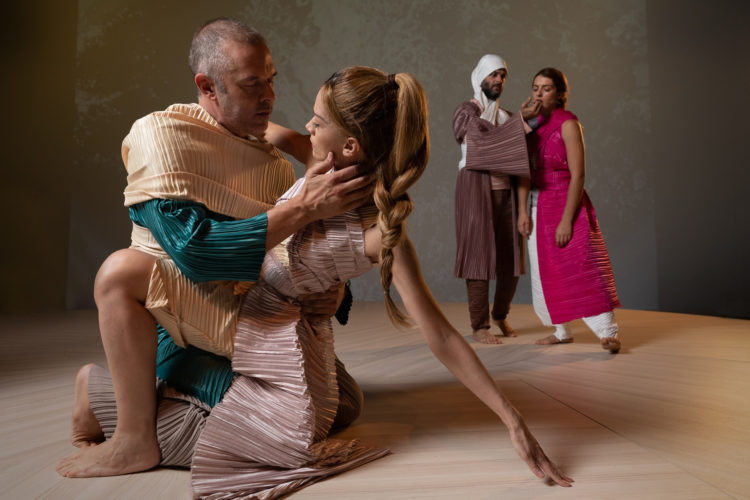 6 τελευταίες παραστάσεις για τον "Χορό της Φωτιάς" του Άρη Μπινιάρη στο Δημοτικό Θέατρο Πειραιά