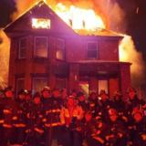Πυροσβέστες έβγαζαν σέλφι για την Πρωτοχρονιά μπροστά σε φλεγόμενο σπίτι και την ανάρτησαν κιόλας