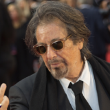 “Έφαγε” τούμπα στο κόκκινο χαλί των Bafta ο Al Pacino
