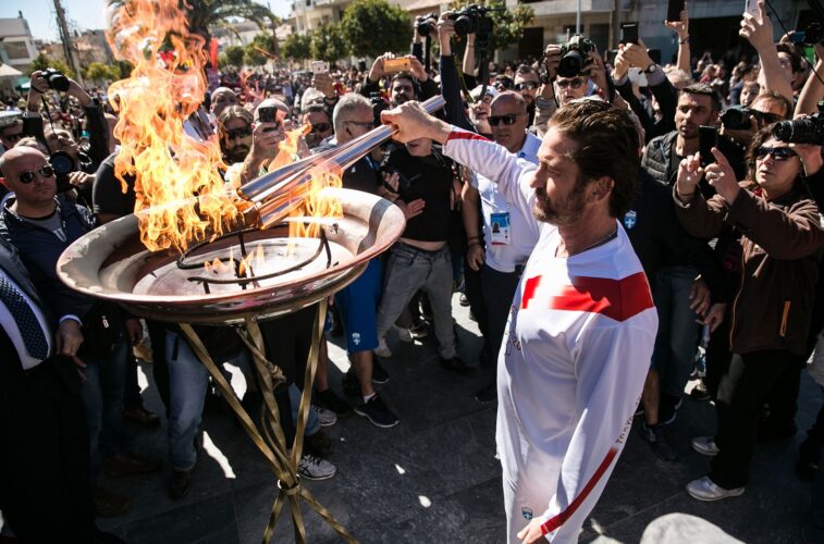 Διακόπηκε η Ολυμπιακή Λαμπαδηδρομία της Ολυμπιακής Φλόγας και ο Gerard Butler φώναξε “This is Sparta”