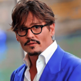 Ο Johnny Depp παρέλαβε το βραβείο «Χρυσός Βάτραχος»… πίσω από τα κάγκελα