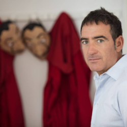 Álex Pina: O δημιουργός του «La Casa de Papel» ξαναχτυπά με νέα σειρά για τον κορωνοϊο