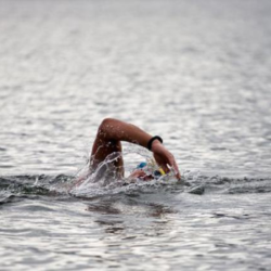 Τον κόλπο της Κισάμου Χανίων διέσχισε κολυμπώντας ο Κώστας Βαρουχάκης | Συγκεντρώνει χρήματα για καλό σκοπό