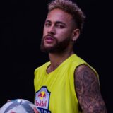 Δείτε τον Neymar να ποζάρει με πρωταγωνιστή του "Elite" στις καλοκαιρινές του διακοπές