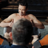 O Hugh Jackman εμφανίζεται… ολόγυμνος σε διαφήμιση για παπούτσια και γίνεται viral