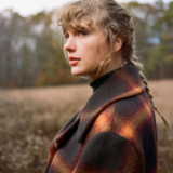Η Taylor Swift κάνει ανάρπαστο ένα παλτό τριών χιλιάδων δολαρίων, το οποίο ξεπούλησε αμέσως