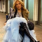 Η Jennifer Lopez ποζάρει με μαγιό τις αναλογίες της