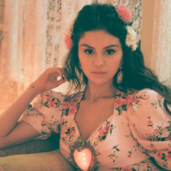 De Una Vez: Το πρώτο Ισπανόφωνο single της Selena Gomez, μετά από μια δεκαετία περίπου