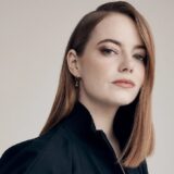 Η στυλάτη και κομψή εμφάνιση της Emma Stone στην Αθήνα για την νέα ταινία του Γιώργου Λάνθιμου