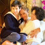 Η Jennifer Lopez ποζάρει με τα παιδιά της στην πισίνα του σπιτιού της στη Δομινικανή Δημοκρατία