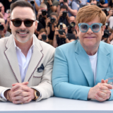 Ο Elton John γιόρτασε τα 74 γενέθλια του με τα «τρία αγόρια» του