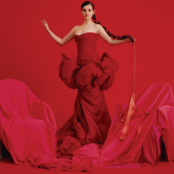 Revelación: Η Selena Gomez κυκλοφορεί το Ισπανόφωνο EP
