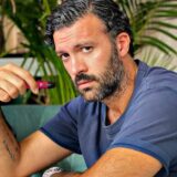Γιώργος Παπακώστας: «Νόσησα με κορονοϊό 18 μέρες, όταν βγήκα από το νοσοκομείο με έκανε μπάνιο η σύντροφός μου»
