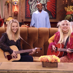 Friends: Η Lady Gaga τραγούδησε μαζί με την Lisa Kudrow τη μεγαλύτερη επιτυχία της Phoebe
