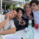Η τρυφερή ανάρτηση της Jennifer Lopez με τα παιδιά της και τη μητέρα της για την γιορτή της μητέρας
