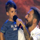 Ο Τριαντάφυλλος με τον γιο του Νικόλα που τραγούδησαν το "Σπάω τα ρολόγια" στον τελικό του Survivor