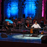 Μάγεψε το κοινό του Ηρωδείου ο Σταμάτης Σπανουδάκης σε μια συναυλία υπέρ του ανθρωπιστικού φορέα “Coeurs pour tous Hellas”