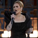 To Be Loved: Η Adele ερμηνεύει νέο τραγούδι της πριν κυκλοφορήσει και μαγεύει