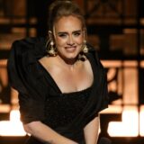 Το viral βίντεο της Adele από τη συναυλία της στο Las Vegas που τη δείχνει να εξαφανίζεται από τη σκηνή
