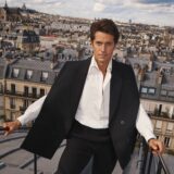 Lucas Bravo: Ο πρωταγωνιστής του «Emily in Paris» λέει ότι είναι δύσκολο να είσαι όμορφος