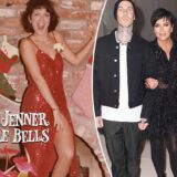 Η Kris Jenner, η Kourtney Kardashian και ο Travis Barker τραγουδούν “Jingle Bells” και η ερμηνεία τους είναι μοναδική