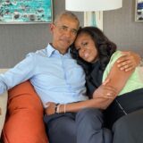Οι τρυφερές ευχές του Barack Obama στη Michelle για τα γενέθλια της και ο χορό της πάνω από την τούρτα