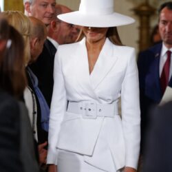Η Melania Trump βγάζει στο «σφυρί» τον λευκό καπέλο που φορούσε στην επίσκεψη των Macron