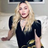 Η Madonna ποζάρει τόπλες στα 64 της