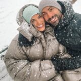 O Σάκης Τανιμανίδης και η Χριστίνα Μπόμπα ποζάρουν στα χιόνια αγκαλιά με τα κοριτσάκια τους