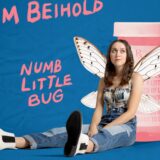 Το viral τραγούδι “Numb Little Bug” που έχει εξελιχθεί σε ποπ ύμνο