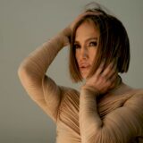 Η Jennifer Lopez «σπάει τους κανόνες» και ποζάρει στο εξώφυλλο του Rolling Stone με κοντό καρέ και σέξι κορμάκι