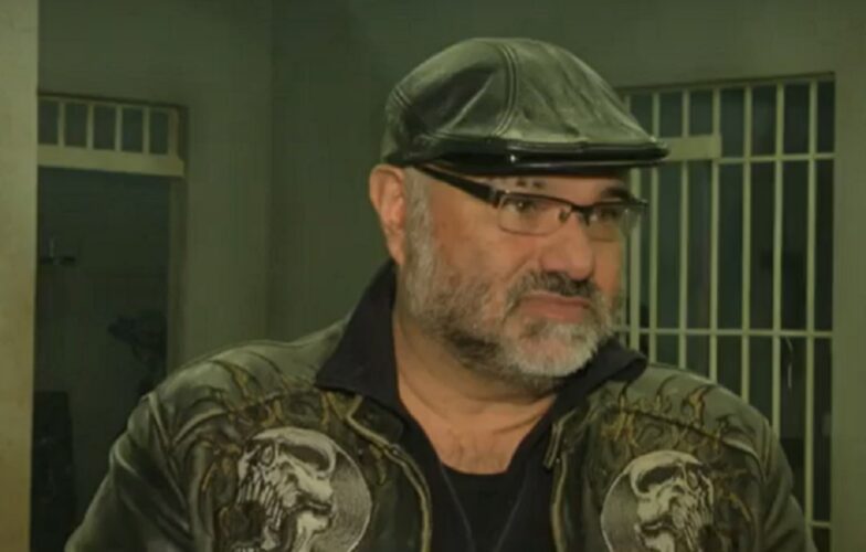 Κώστας Κωστόπουλος: Παραιτήθηκε ο σκηνοθέτης του “Σασμού” μετά την καταγγελία της Έλενας Αθανασοπούλου