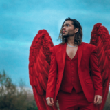 Ο Χρήστος Μάστορας εντυπωσιάζει ως άγγελος στο νέο του music video!