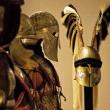 Πανοπλίες – Η τέχνη του οπλισμού στην Αρχαία Ελλάδα: Νέα περιοδική έκθεση στο Μουσείο Κοτσανά