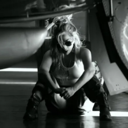 Εντυπωσιάζει η Lady Gaga με το music video του "Hold My Hand" | Το τραγούδι από το Top Gun: Maverick!