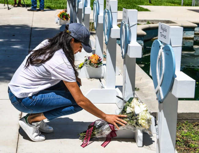 Η Meghan Markle βρέθηκε στο Texas και άφησε λουλούδια για τα θύματα του μακελειού