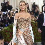 Met Gala 2022: Η εντυπωσιακή εμφάνιση της Blake Lively και ο τρόπος που «άλλαξε» το φόρεμα της στο red carpet