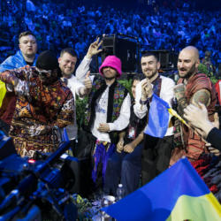 Οι Kalush Orchestra πούλησαν το τρόπαιο της Eurovision για να βοηθήσουν τον Ουκρανικό στρατό