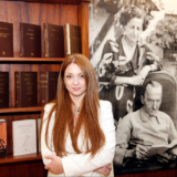 Νίκη Σταύρου: H πνευματική δικαιούχος των έργων του Νίκου Καζαντζάκη απαγγέλει το αριστουργηματικό του βιβλίο «Οι Αδερφοφάδες» στο Θέατρο Βρετάνια