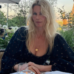 Στην Ελλάδα κάνει τις καλοκαιρινές της διακοπές και η Claudia Schiffer