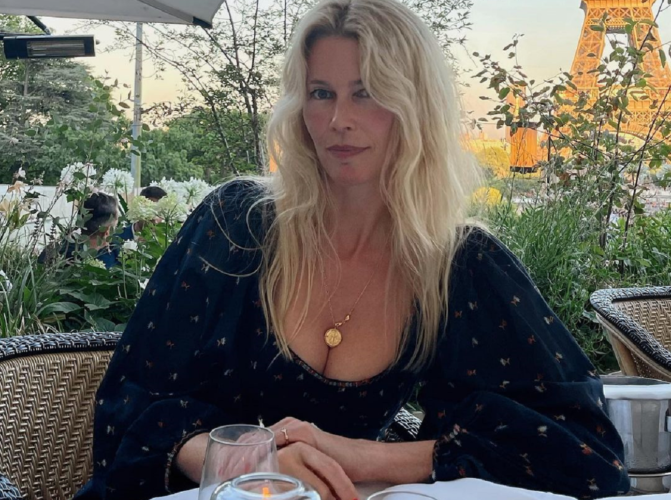 Στην Ελλάδα κάνει τις καλοκαιρινές της διακοπές και η Claudia Schiffer