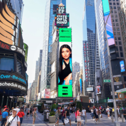 Αναστασία: Η 19χρονη τραγουδίστρια ξεπέρασε τα ελληνικά σύνορα και φιγουράρει σε billboard της Times Square!